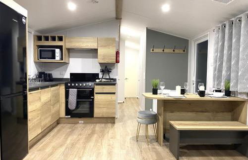 BAF Luxury Stays - Billing Aquadrome - Caravan Sleeps 8 - Photo 3