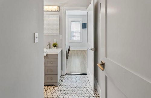 Modern 4BR 2BA Apt Steps to the Beach Open Living - Foto 17