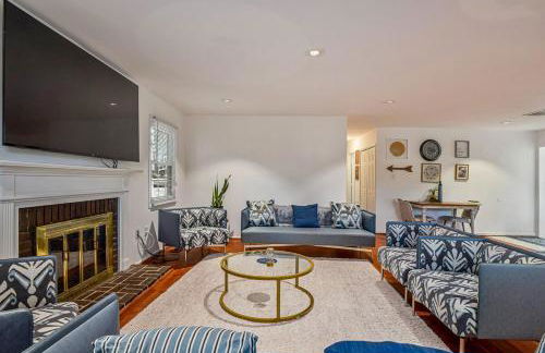 Cozy 4BR Retreat - Private backyard, Gazebo & Grill - Foto 41