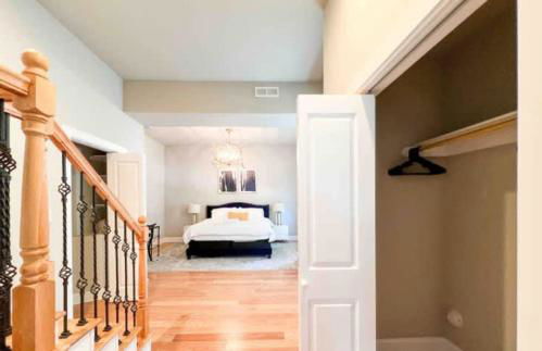 Pet-Friendly 4BR Family Home with Fenced Yard - Foto 17