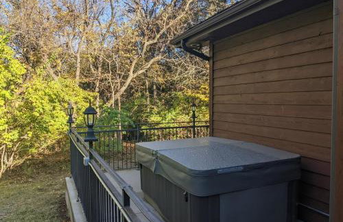 Walk to K-State, Sleeps 12, Pool Table, Hot Tub - Foto 30