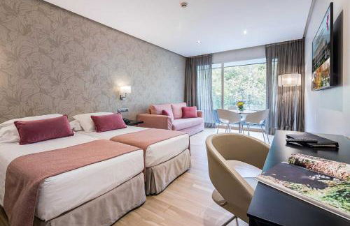 Apartosuites Jardines de Sabatini - Photo 3