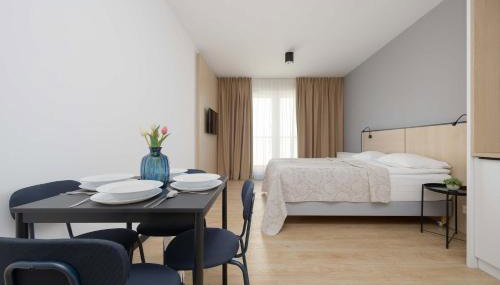 Bright Apartments with Air Conditioning, close to the Metro Station and PGE National by Noclegi Renters - Foto 5
