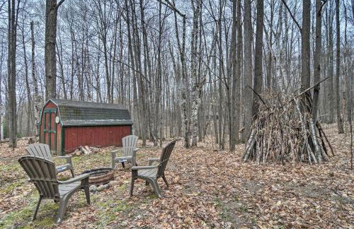 Secluded Gaylord Cabin with Deck, Fire Pit and Grill! - Foto 26