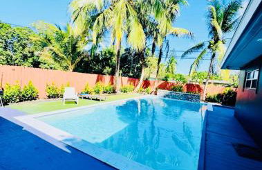 Modern Boho 3BR Duplex Escape with Pool & King Bed Near Beach - Foto 17