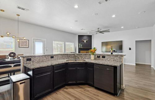 5BR Holiday Getaway in DeSoto with Pool, Hot Tub & Cinema - Foto 15