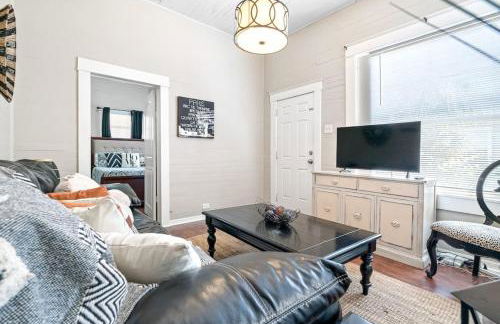 Charming and Historic Bungalow Near All - Foto 18