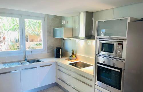 Luxury seaview apartment in Marbella located in a secure gated community with swimming pool and large terrace Perfect for families visiting Marbella and Puerto Banús - Foto 33