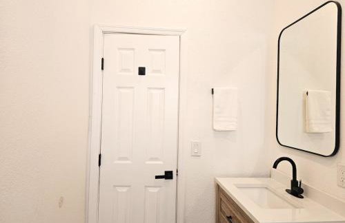 Modern 3BR Home Near Holycross Hospital - Foto 31