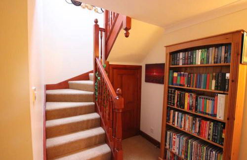 Serene Countryside Home with Manicured Gardens - Foto 19