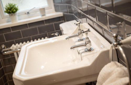 Woodland Cottage - private courtyard - Pet Friendly Retreat in the heart of Windermere - Photo 16