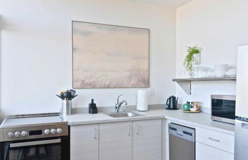 Midcentury Stay w Free Parking - Foto 7