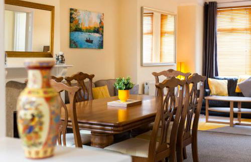 3 Bedroom House, Free Parking and Self Check In - Foto 2