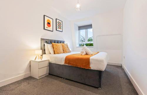 Stylish Two Bedroom Apartment - Secure Parking & Balcony 9MC - Photo 9