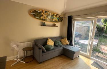 Open plan flat with large garden close to beach - Photo 2