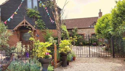 TAIL END: Bijoux Broads & Beach Base! Now with TV! - Foto 5, Garden, Garden view