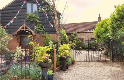 TAIL END: Bijoux Broads & Beach Base! Now with TV! - Photo 5