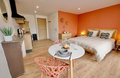 D-Day Suites - Photo 16