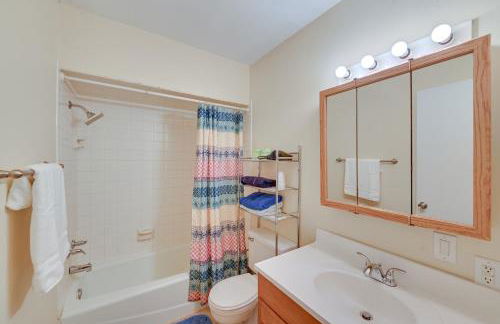 Lake George Townhome with Deck 2 Mi to The Outlets! - Foto 11