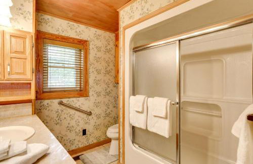 Spacious Riverfront Cottage with Dock in Green Pond! - Foto 14