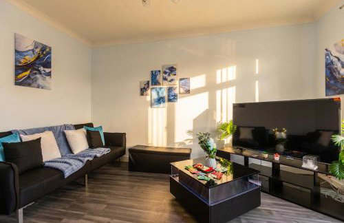 Spacious 3-Bed Home for 8 | Free Parking & Garden - Foto 1