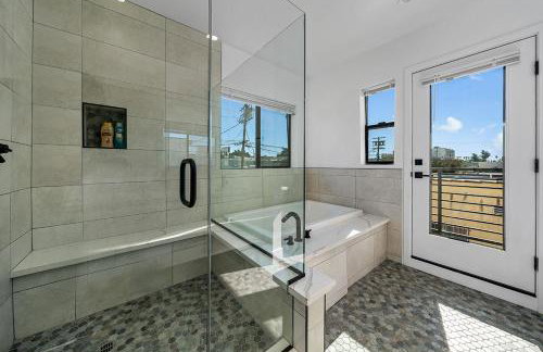 7 BR double house with parking and a backyard in LA - Foto 37
