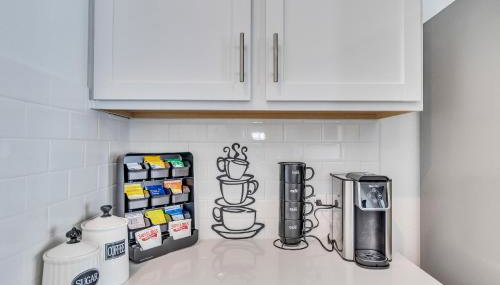 Stylish 4BR Family Home with Game Room and Backyard - Foto 4