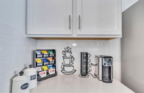 Stylish 4BR Family Home with Game Room and Backyard - Foto 4