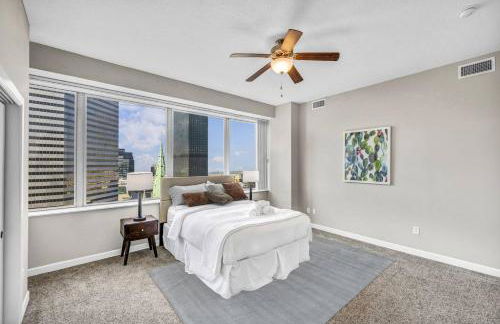 14th Floor Lux Downtown Condo w/ LAKE VIEWS & Gym - Photo 33