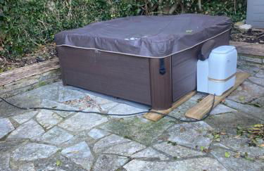 Duke of Monmouth penthouse luxury apartment Lyme Regis 3 bedroom parking Hot tub Garden dog friendly - Photo 18