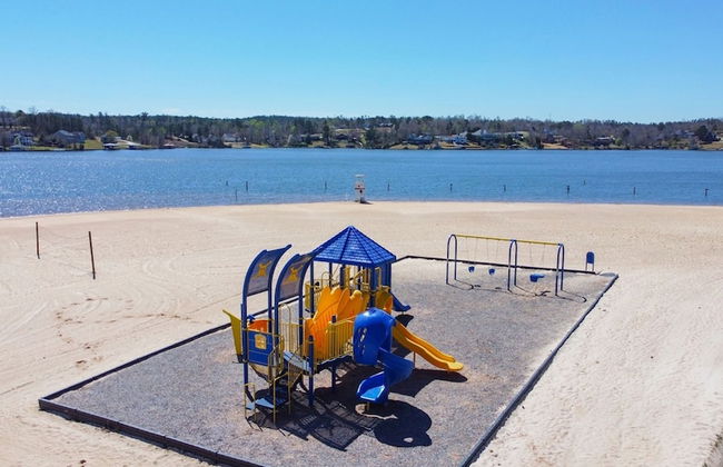 7BR Lakefront Haven Pool Hot Tub Gated 4acres - Foto 59