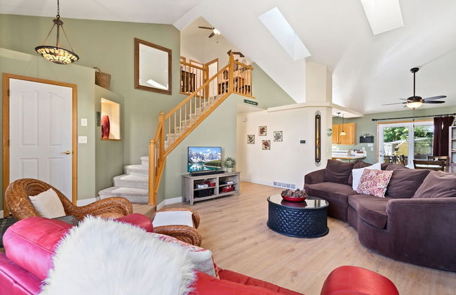 Parkside Gardens | Shady Private Yard W/ Hot Tub! - Foto 28