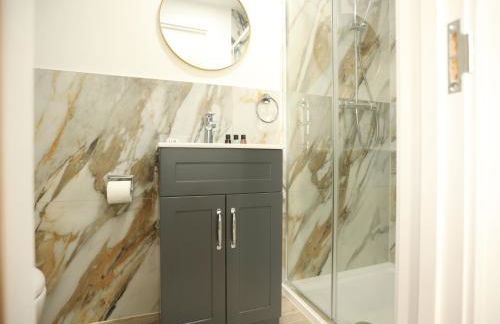 Gloucester Rd By N And N Stays, Newly Refurbed 6 Bed all ensuite house by N And N Stays Ltd, Perfect for contractors and Corporate stays, Close to YTL Arena Site, Pvt Parking for Vans and and work vehicles, Wifi - Foto 17