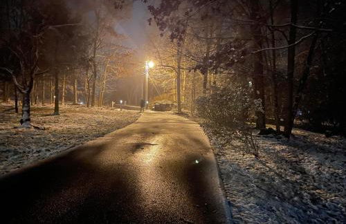 Stunning Poconos Villa- Hot Tub, Pool, Game Room, BBQ & more - Foto 14