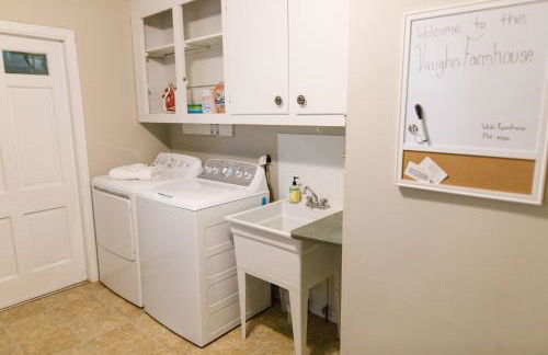 ~ The Cozy Farmhouse ~ | Sleeps 10+ | Farm Views - Foto 55