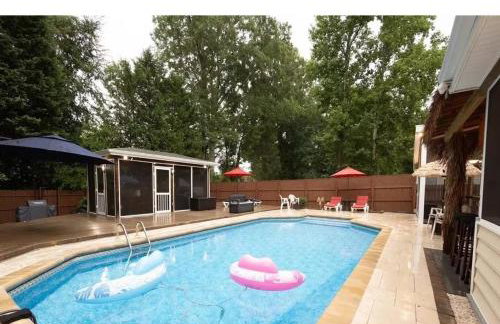 Tropical Oasis with Tiki Bar, Firepit, Seasonal Pool - Foto 47