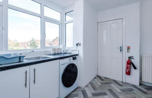 Luxury 3-Bedroom Apartment with 75-Inch TV, Fireplace & Terrace near Manchester Airport - Photo 31