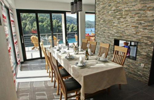 Beachfront Luxury Villa with Private Pool and Stunning Sea Views - Photo 17