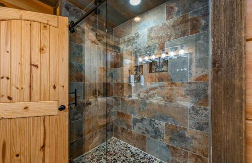 The Overlook - '21 Cabin - Gorgeous Unobstructed Views - Fire Pit Table - GameRm - HotTub - Xbox - Lots of Bears - Foto 30