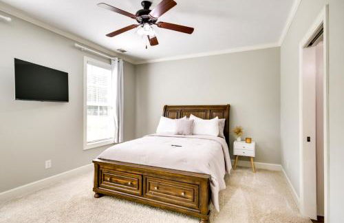 Stylish Hephzibah Home with Fire Pit and Theater Room! - Foto 18