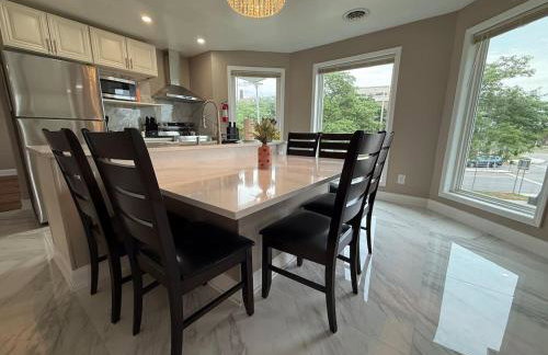 Riverview Walk to Falls Newly Renovated 4 BDRMS - Foto 7