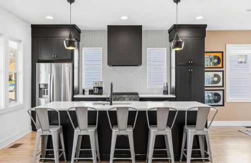 Modern House by Downtown with Garage and Fenced-in Yard - Foto 21