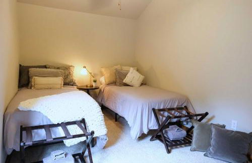 Luxe Cabin in the Woods Walk to Lake! - Foto 23