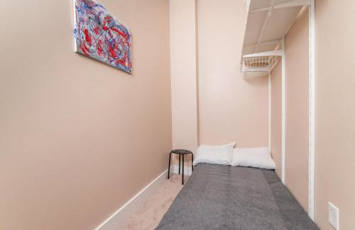 Walk to Acrisure - Parking - Location - GroupStay - Foto 10