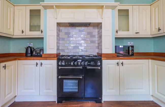 Spacious 4 Bed House in Birmingham, Suitable for Contractors - Photo 23