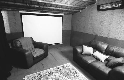 Countryside Cabin on 5 Acres Countryside with Outdoor Firepit, Cinema and converted Stables - Foto 35