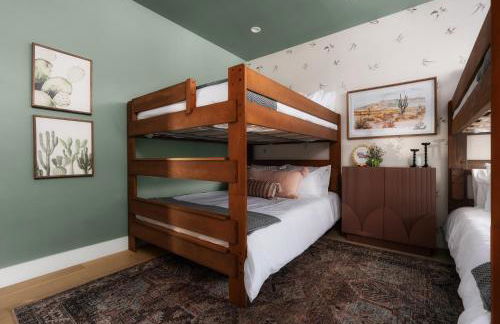 Heated Pool, Game Room, Outdoor Movies, Mins to Downtown, Sleeps 14 - Foto 27