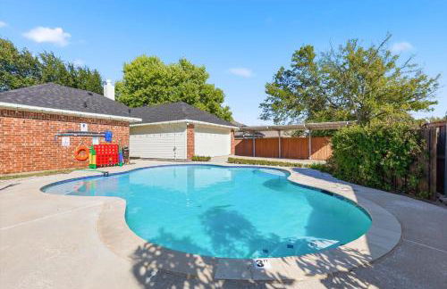 4-BD 2-BA with Backyard Pool Retreat + Game Room - Foto 38