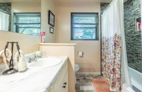 Spacious Home - Pet Friendly with Fenced Backyard - Foto 17