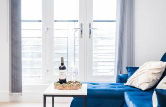 The Kingsmead Loft - Stylish 1BR Top Floor Apt with King or Twin Beds & Free Secure Underground Parking, Central High Wycombe HP13, Sleeps 3 - Foto 19